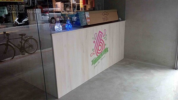 3.大門口點餐區寬敞,牆壁也保留原始水泥牆。