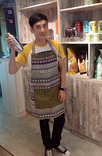 1許建國投資茶飲店,光是選擇開店地點就花了一番功夫。