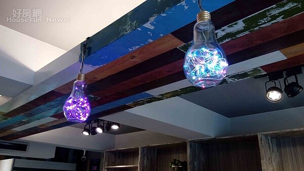 4.整間店營造濃濃工業風,擺放多盞造型別緻燈泡。