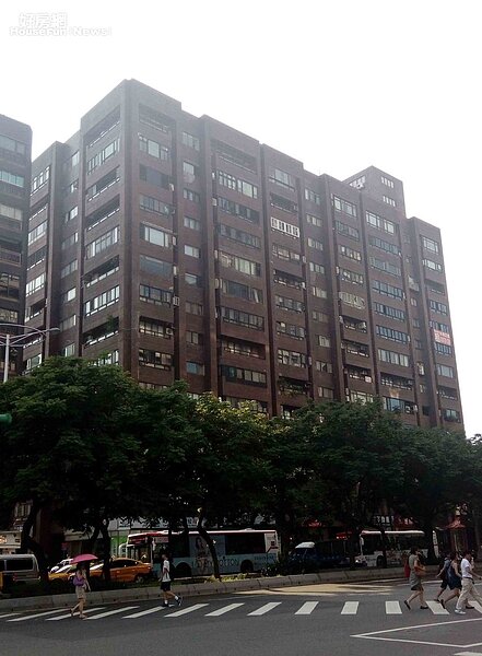 8.張菲居住的「新光仰德華廈」,到許建國茶飲店步行只要1分鐘。