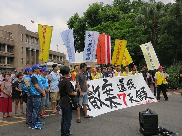勞團下午去行政院抗議民進黨欲強過「砍七天假」與「一例一修」修法。記者陳智華／攝影