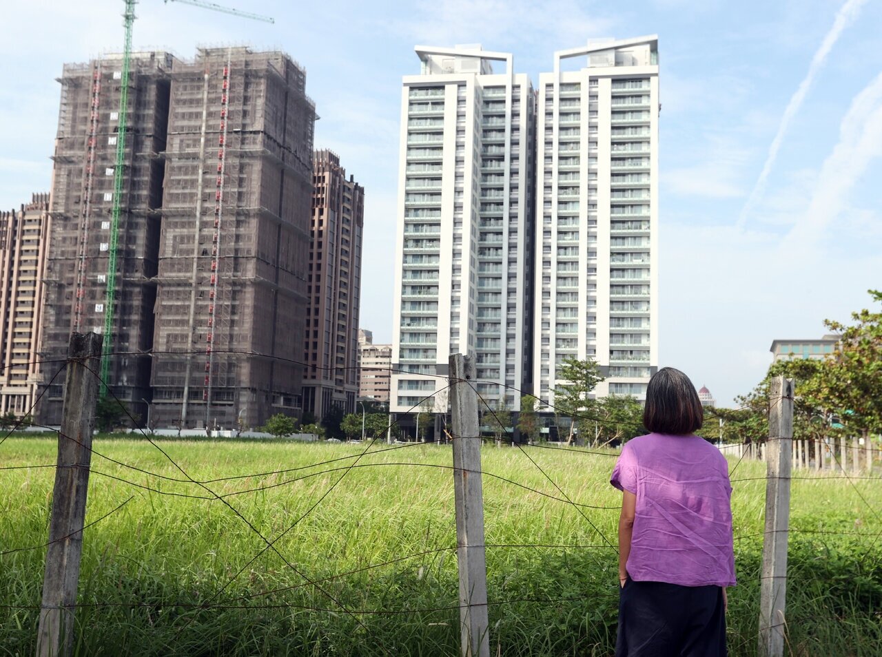 台北市4月房價指數顯示大樓價格再創新高、公寓相對疲弱，但因公寓較便宜、較好入手，吸引想在北市成家的青壯族轉向購買。記者劉學聖／攝影 