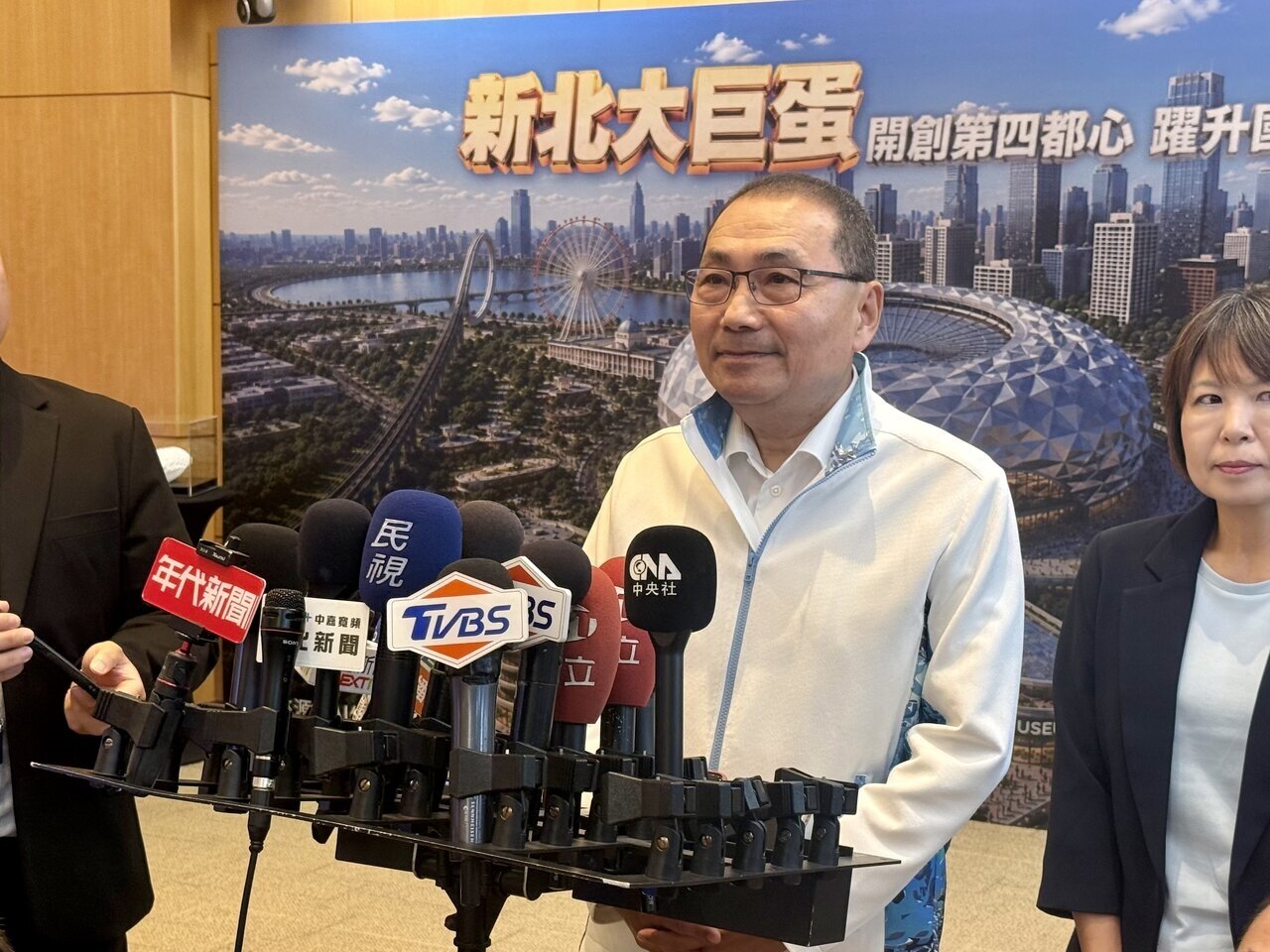 新北市長侯友宜說明新北大巨蛋落腳樹林機五的選址考量、交通條件及推動時程，並表示前期都市計畫、土地取得及招商程序預估約需5年，若審議順利，最快可壓縮至4年後啟動興建。記者張策／攝影 