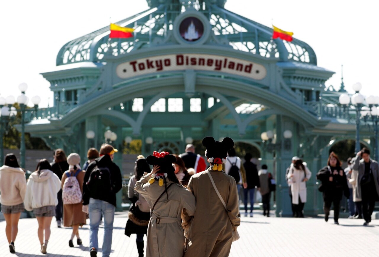 日本東京迪士尼樂園。資料照片。路透 FILE PHOTO: Visitors are seen outside Tokyo Disneyland in Urayasu, east of Tokyo, Japan February 28, 2020. REUTERS/Issei Kato/File Photo【作者:路透通訊社,日期:2025-11-17,數位典藏序號:20251117102317411】