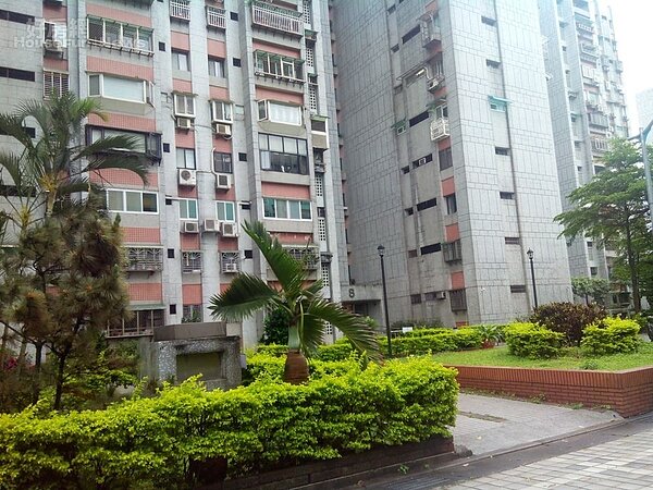 7.「松山新城」位在健康路上,屋齡逾30年,在松山區房仲市場依然搶手。