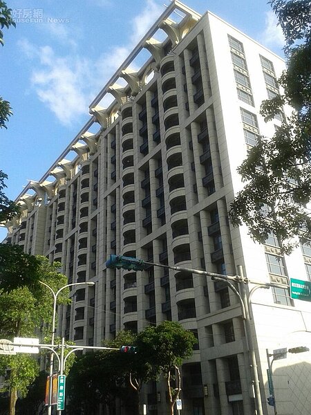 2.「國美新美館」位於台北市健康路上,外觀時尚亮眼。