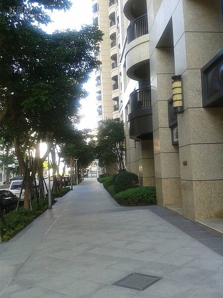 4.「國美新美館」大門口街道寬敞。