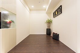 47坪的面積，扣掉公設後約還有31坪左右的空間，基本上可隔出三房兩廳雙衛浴的格局，另外還有剩餘的空間可以隔出書房。設計師在這個設計案中考量到小孩與成人共同活動空間的需求，因此將原本書房位置地板略為抬高，並以木板為地板，讓這個空間可做為育嬰、遊戲間甚至是聚會休憩區。