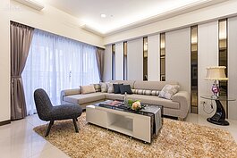 交屋時地板會以60x60見方的地磚為主，屋主在裝潢時就可省下一筆地板費用。不過大型地磚在冬天時會較為寒冷，因此現在主流的客廳設計就是多鋪上一層地毯，這樣在客廳就不需要一直穿著拖鞋。只是地毯品質有好有壞，且清理較為費時，要多考慮。