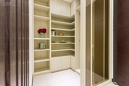 鞋櫃收納區打開的樣子。做滿的櫃子看來可以放不少物品。