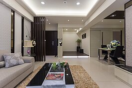 現在在裝潢要見到壁紙已經比較少了。不過這裡的設計倒是很大膽地採用壁紙與玻璃的混合裝潢概念。透過玻璃的反射可增加視野，壁紙部分可增加壁面的活潑感。