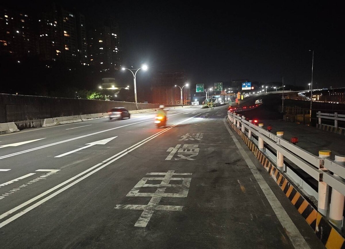 配合淡北道路工程主線橋墩施作,新工處將於7月27日至28日、8月4日至6日夜間辦理關渡大橋前民權路拓寬工程。圖/新北市新工處提供