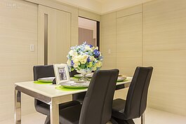 餐桌雖然是四人基本款，若家裡人多的話可放大換成六人或八人款式，也不太會佔用過多空間。