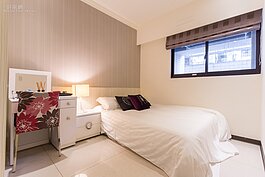 這個案子只有一個主臥房，其餘兩個房間可作為孝親房或小孩的房間。以這張照片所呈現的設計感則是女性臥房。