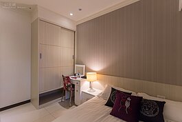 也因為設計做為女生居住使用，這樣的衣櫥恐怕不太會夠用，可拿掉床頭邊桌，然後將床組往左邊移動，右邊空間空出來做第二組衣櫃。