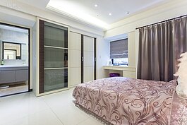 主臥房面積十分大也寬敞。梳妝台對外並靠近衣櫥，方便女主人化妝換拿衣服使用。大面積的衣櫥可存放不少衣物。