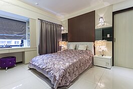 主臥房另一個角度。可看到左邊的梳妝台右側有四格小櫃子，保養品、化妝品通通放的下，拿取也很方便。