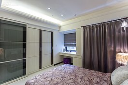 主臥房面積十分大也寬敞。梳妝台對外並靠近衣櫥，方便女主人化妝換拿衣服使用。大面積的衣櫥可存放不少衣物。