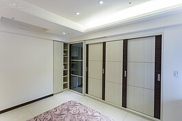 衣櫥與小型置物空間。中間玻璃門通往浴廁。之所以採用透明玻璃則是為了引入浴廁外面的光線。注重隱私的人一樣可改為毛玻璃或加裝百葉窗。