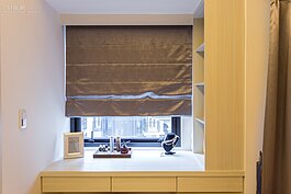 明亮的梳妝台。只是因為有對外窗，且面對中庭，可能要多考慮一下是否加裝窗簾。