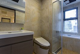 浴室可以泡澡，對外窗面積也大，採光十分明亮。