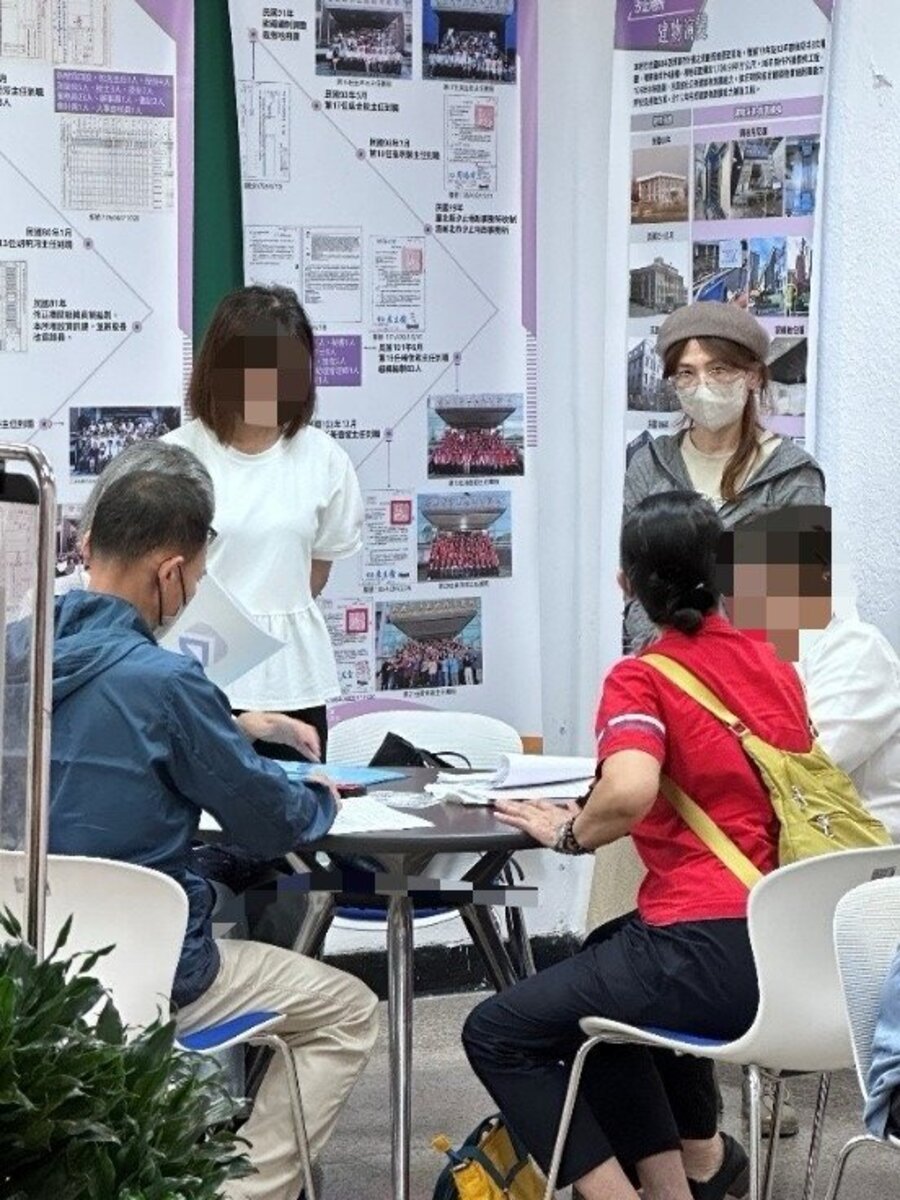 地所同仁發現婦人可能遭詐,通知警方及婦人女兒到場。圖/新北市地政局提供