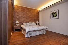 次臥空間簡潔舒服，利用燈光與牆面設計讓空間更溫暖