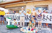 屏縣立泳池要拆　議員穿泳裝抗議