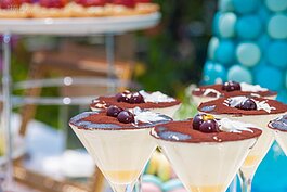 按照傳統婚禮的方式，典禮完就是吃吃喝喝。正襟危坐是一種方式，就著美麗的海洋來場Party則是更歡樂浪漫。