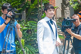 新郎等著新娘被岳父帶進場。