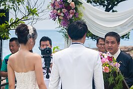 在整套典禮過程中，有牧師證婚。若是信仰不同的新人，也可以略作微調以符合宗教信仰，例如佛化婚禮就是請高僧進行證婚。