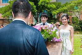 婚禮儀式繼續進行。