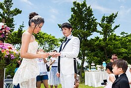 新人交換戒指。