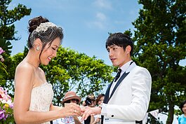 新郎官就此被套牢。