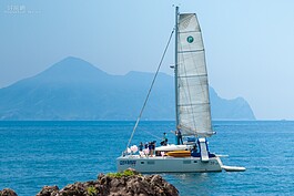 東森溫泉酒店透露，只要搶到第一對報名海島婚禮的新人，就可以免費搭千萬遊艇在海上舉辦婚禮。