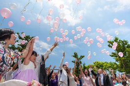 整個典禮最高潮就是賓客跟新人一起施放氣球，象徵愛情永摯不渝。