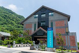 東森海洋溫泉酒店位於台二線濱海公路頭城路段附近。走雪山隧道頭城交流道下來不用10分鐘車程就可抵達，附近也有公車以及鐵道經過，交通十分的便利。