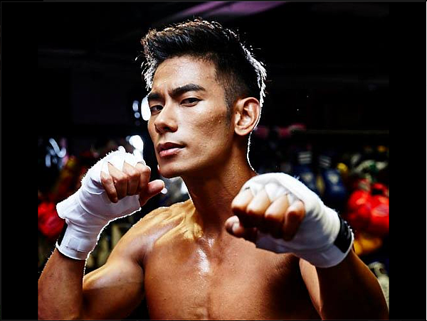 藝人亮哲身材健美,笑稱自己買房差點用「肌情」換取底價。(圖/翻攝自亮哲臉書)