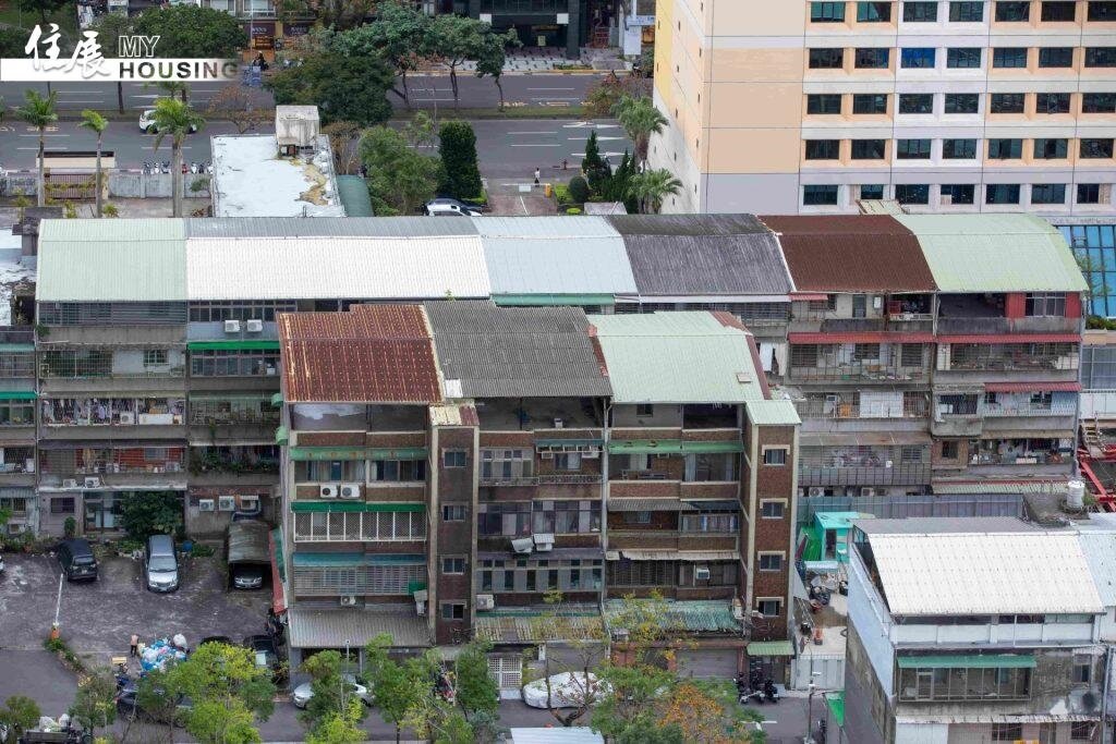 為推動老舊公寓增設電梯、打造高齡友善居住環境,北市政府表示,若既存違章建築阻礙增設電梯,經協調仍未拆除,將列為優先拆除對象。老公寓示意圖