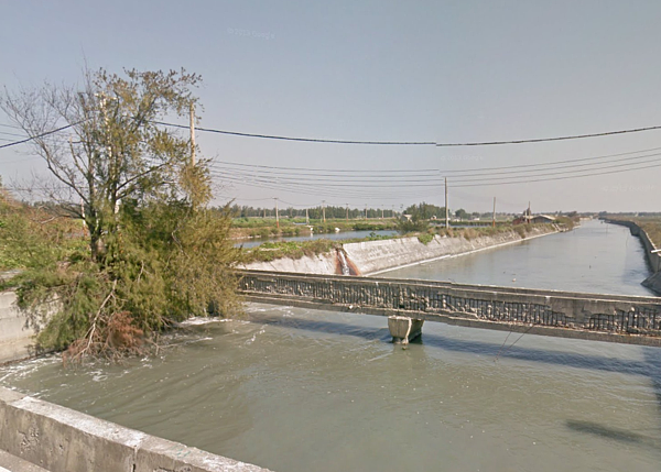 農漁民出租畜舍魚塭屋頂。（翻攝自Google Map）