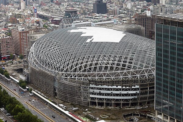 興建中的台北大巨蛋外觀。 聯合報資料照片