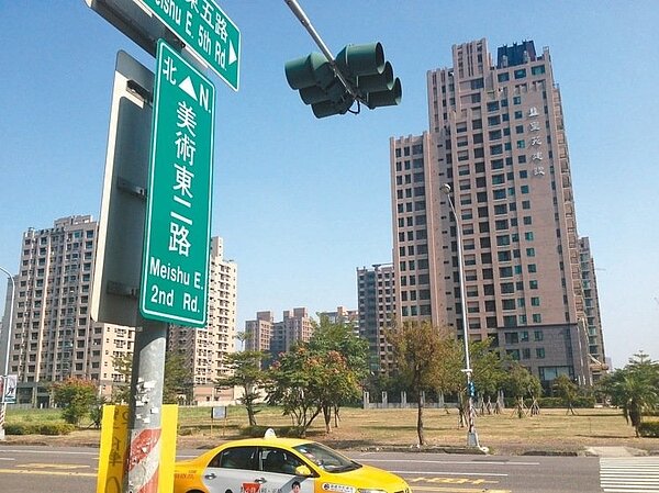 高雄美術館蛋黃區房價蛋白化，誰先降價誰是贏家。 記者林政鋒／攝影