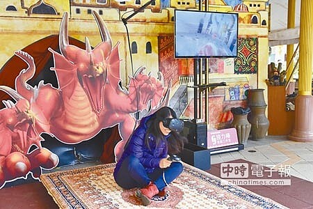 六福村主題遊樂園推出結合VR虛擬實境、飛天魔毯的遊戲,吸引好奇旅客嘗「鮮」。(莊旻靜攝)