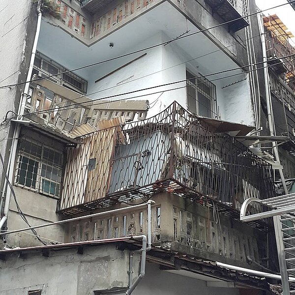 老公寓外牆坍塌,住戶仍等不到都更的那一天。(翻攝自我是永和人臉書社團)