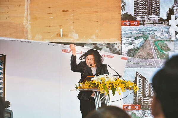 總統蔡英文今早出席桃園社會住宅動工典禮,由於風大,頭髮被吹得四散,不料,隨即被吹落看板砸中頭。 記者陳俊智/攝影