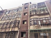 13年僅2件動工　海砂屋都更牛步