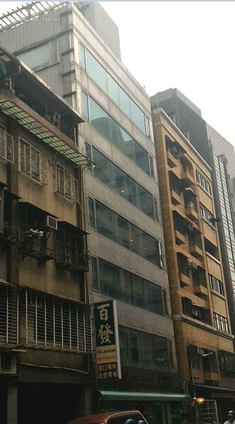 2.五月天所屬的「相信音樂」辦公大樓位在北市光復南路33巷弄內。