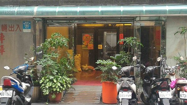 3.大樓門口種植花草，一樓大廳內部正準備裝潢。
