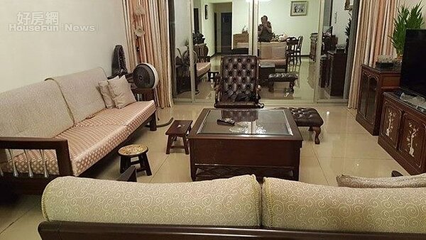 2.	寬敞的客廳，柔緩中有沉穩大器。
