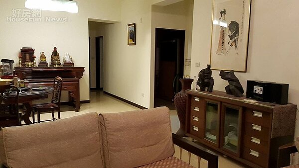 3.	紅木家具和古畫，自成神韻。
